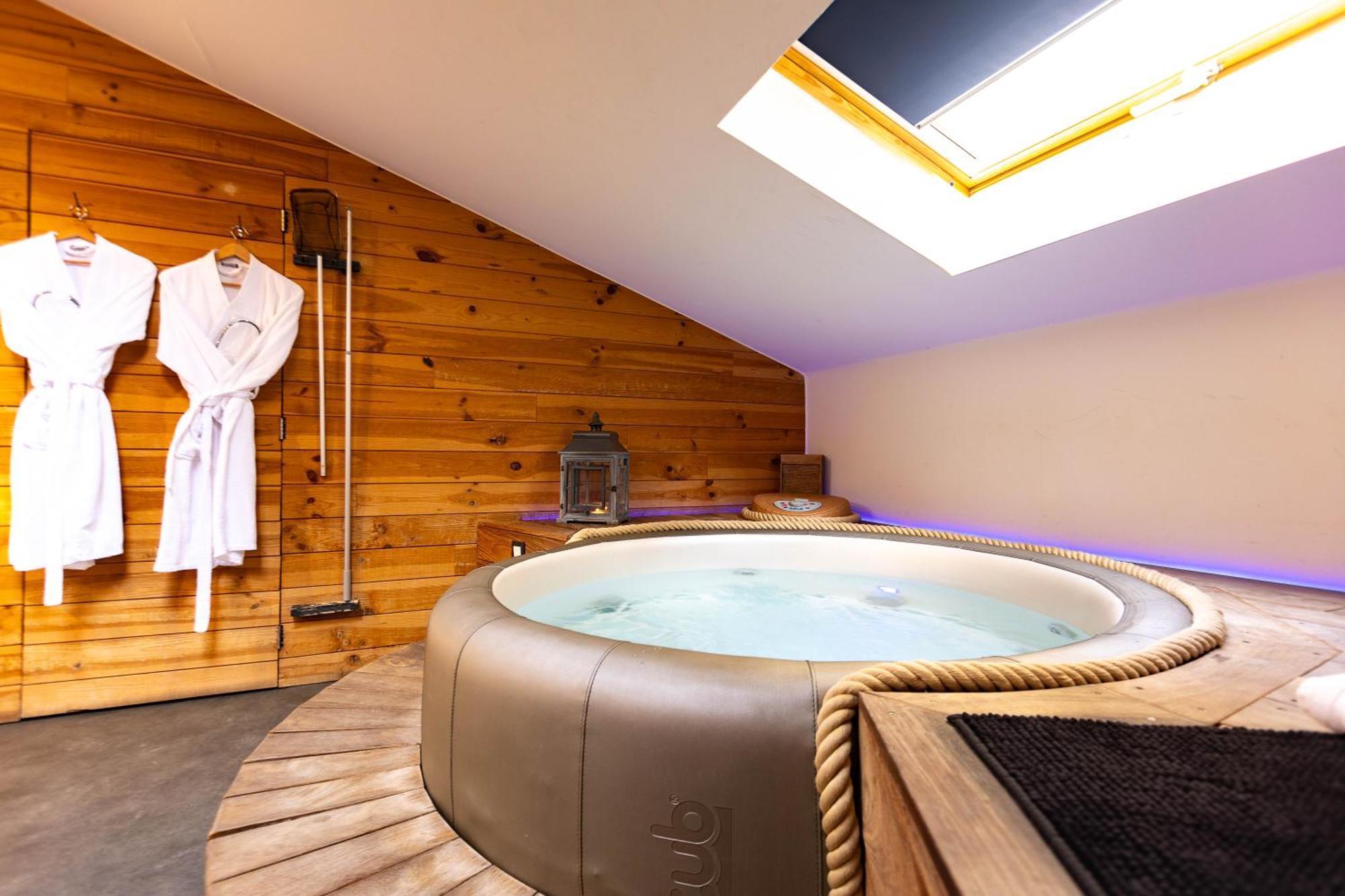 Le Lov'T - Suite Avec Jacuzzi Spontin Exterior photo